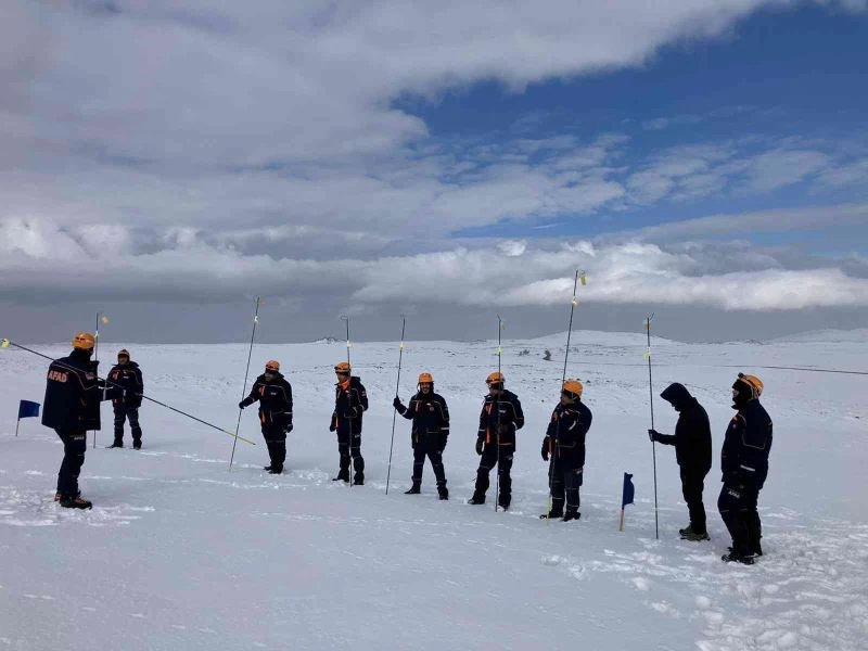 Diyarbakır AFAD,1957 rakımlı Karacadağ’da çığ tatbikatı gerçekleştirdi
