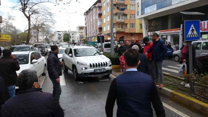 Yaya geçidine park edip kazaya davetiye çıkardı

