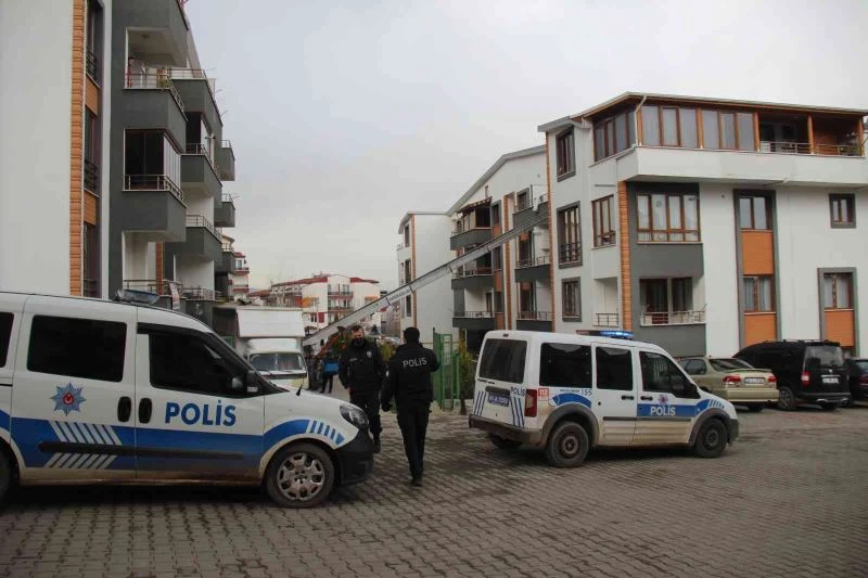 Ev eşyası taşırken dördüncü kattan düştü
