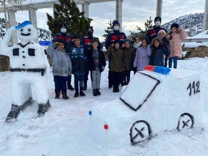 Jandarma, çocuklarla kardan asker yapıp kartopu oynadı
