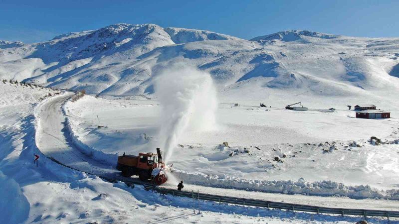 Elazığ’da kapalı köy yollarının 520’si açıldı
