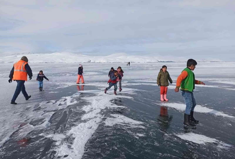 Donan göl çocukların oyun alanı oldu
