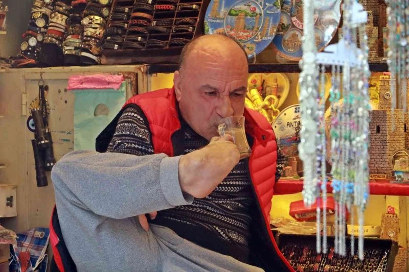 Elleri yok ama ayaklarıyla kahve yapıp içiyor, mesajlaşıyor, araba dahi sürebiliyor
