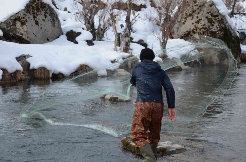 Şırnak’ta eksi 21 derecede balık avı: Ailelerin geçim kaynağı
