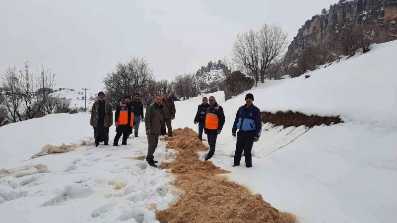 Çermik’te yaban hayvanları için doğaya yem bırakıldı
