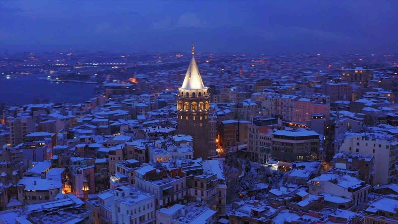 Galata Kulesi’nde kış masalı
