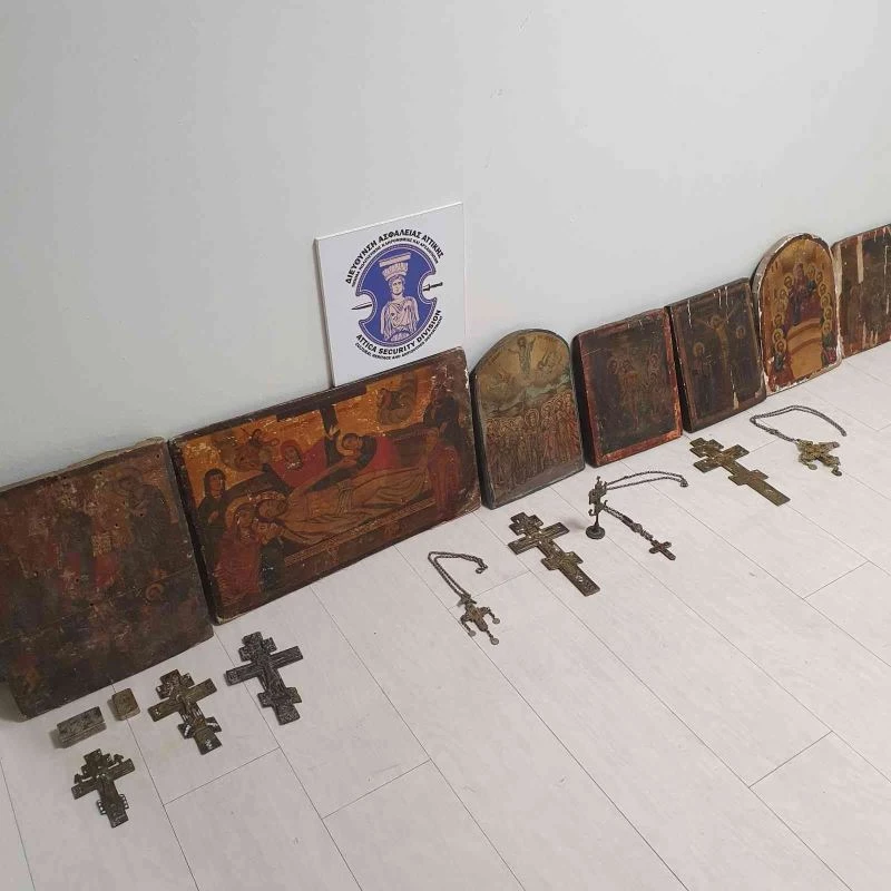 Yunanistan’da yaşlı çiftin evinde 587 parça tarihi eser bulundu
