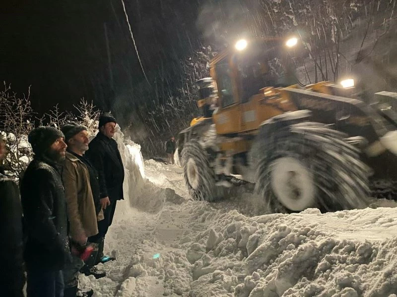 Kar kalınlığı 2 metreyi buldu, onlar hiç durmadı
