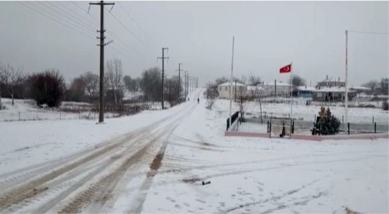 Balkanlardan kar yurda giriş yaptı: Edirne’nin sınır köyleri beyaza büründü
