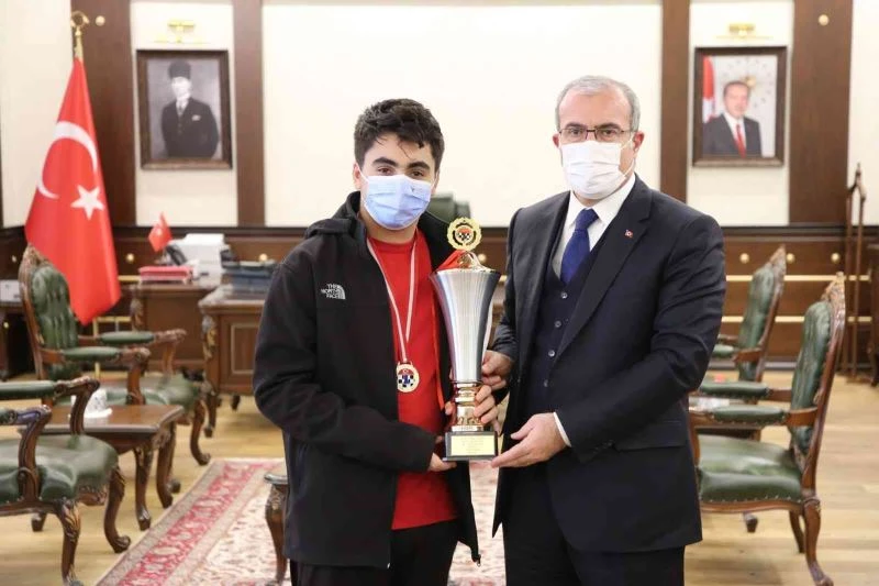 Elazığ Valisi Toraman, şampiyonları ağırladı
