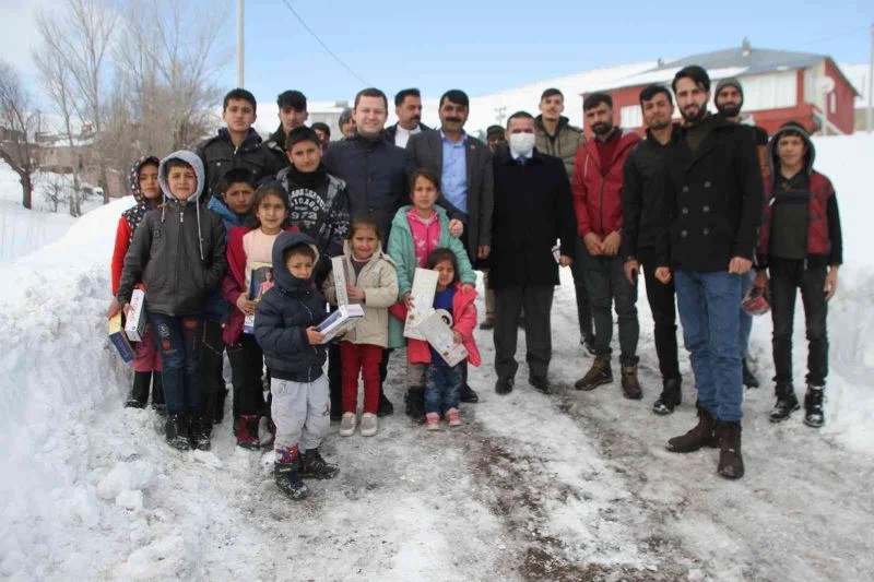 Kaymakam Demirer kar kış demeden köyleri ziyaret ediyor
