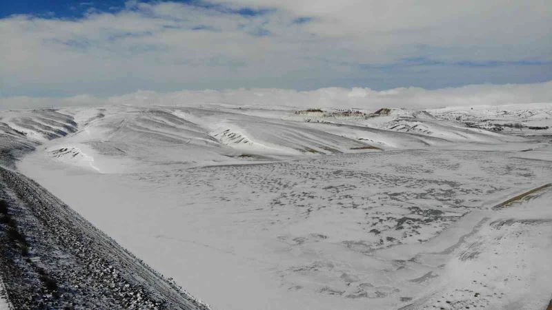 Beyaz örtüyle kaplanan baraj gözden kayboldu

