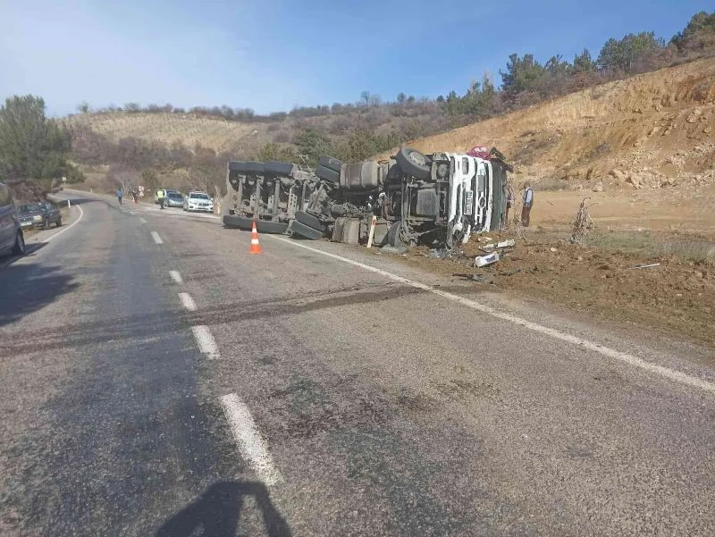 Manisa’da sülfürik asit taşıyan tanker ile otomobil çarpıştı: 5 yaralı
