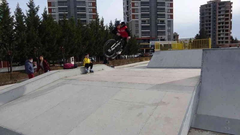 Havalar ısındı, Uşaklı vatandaşlar parklara akın etti
