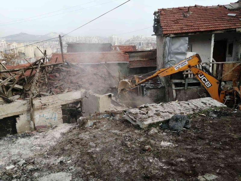 Başkent’te çöken metruk gecekondunun yıkım çalışmalarına başlandı
