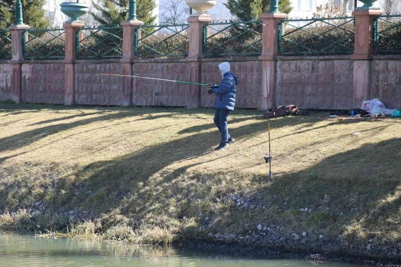 Güneşli havayı gören oltasını çıkardı
