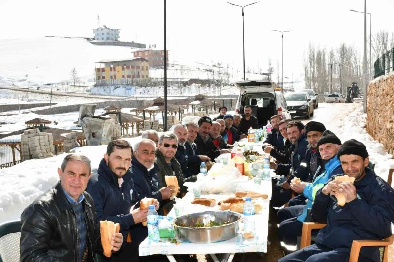 Karla mücadele ekiplerine hamsili ziyafet
