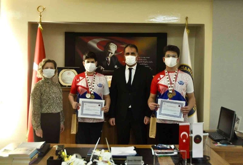 GKV Özel Ortaokulu yıldız kulaçları madalyaları topladı
