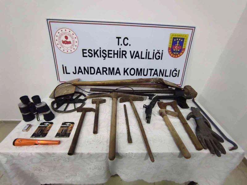 Defineciler suç üstü yakalandı
