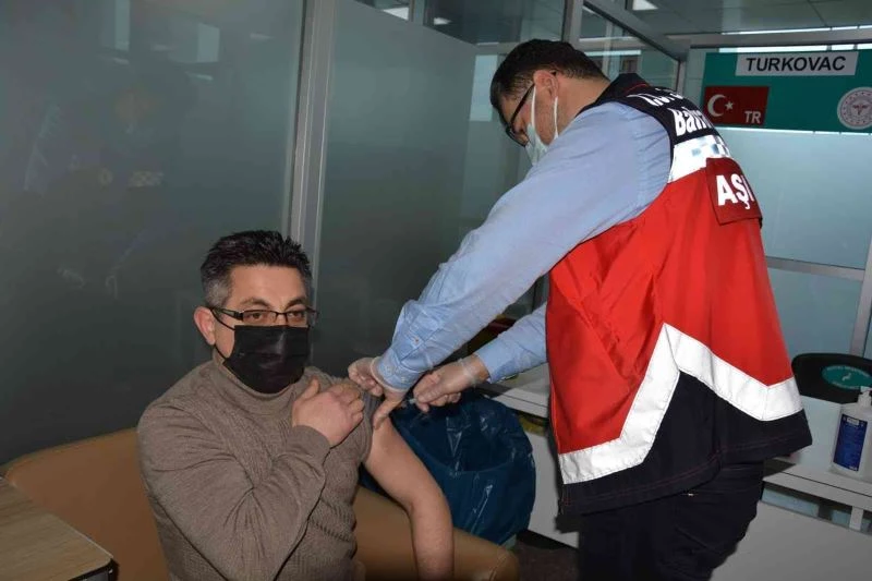 Bafra Devlet Hastanesinde yerli aşı TURKOVAC’a yoğun ilgi
