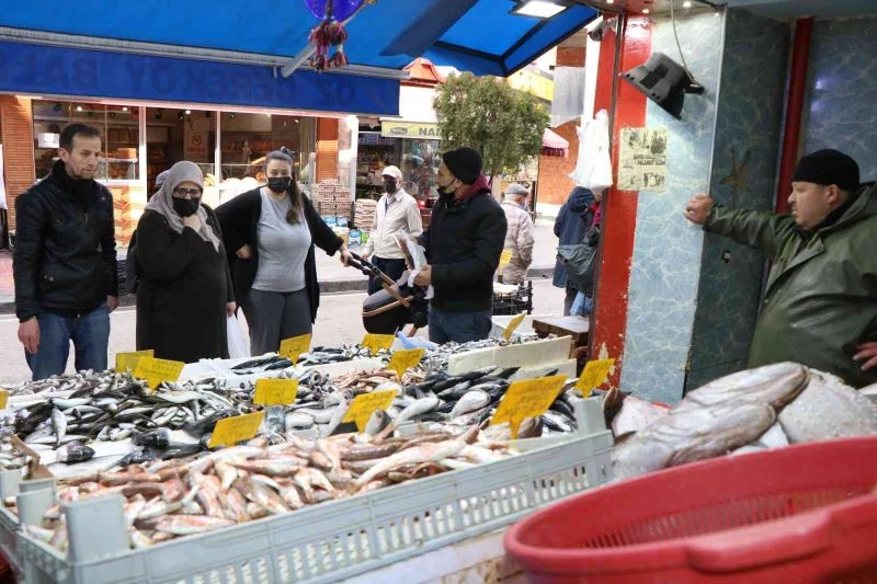 Balık vatandaşa pahalı satıcısına ucuz geldi
