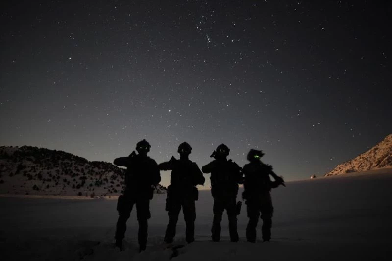 Mavi bereli Türk komandoları teröristleri inlerinde imha etmek için eğitiliyor