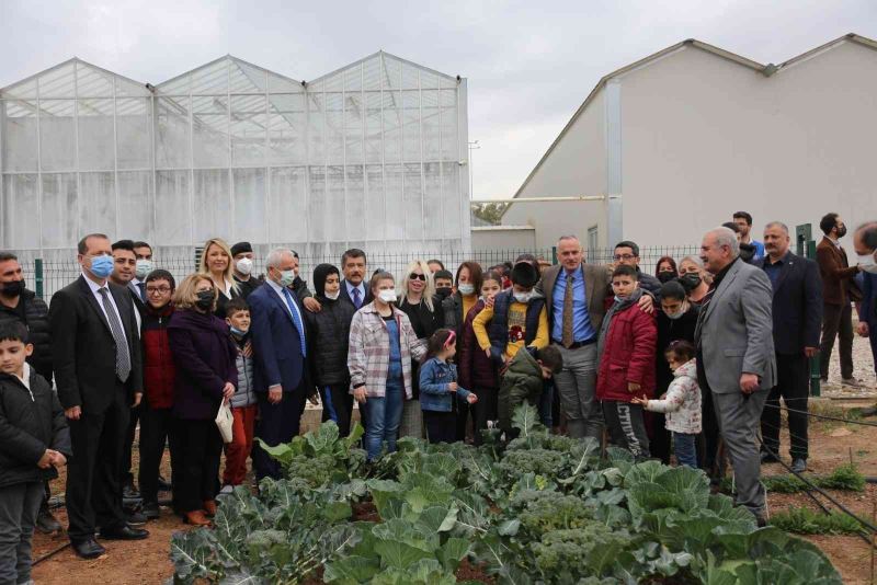 Otizmli çocuklar ektikleri ürünlerin hasadını yaptı
