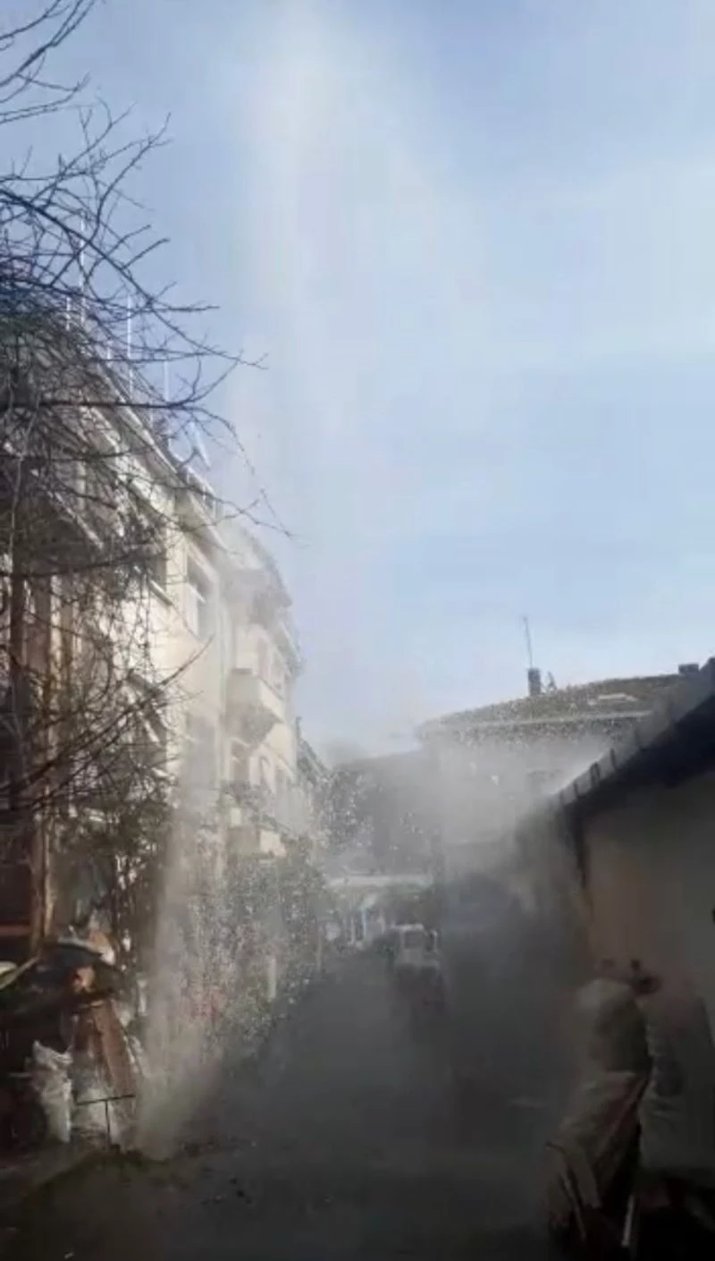 Büyükada’da İSKİ borusu patladı, su metrelerce yükseğe fışkırdı
