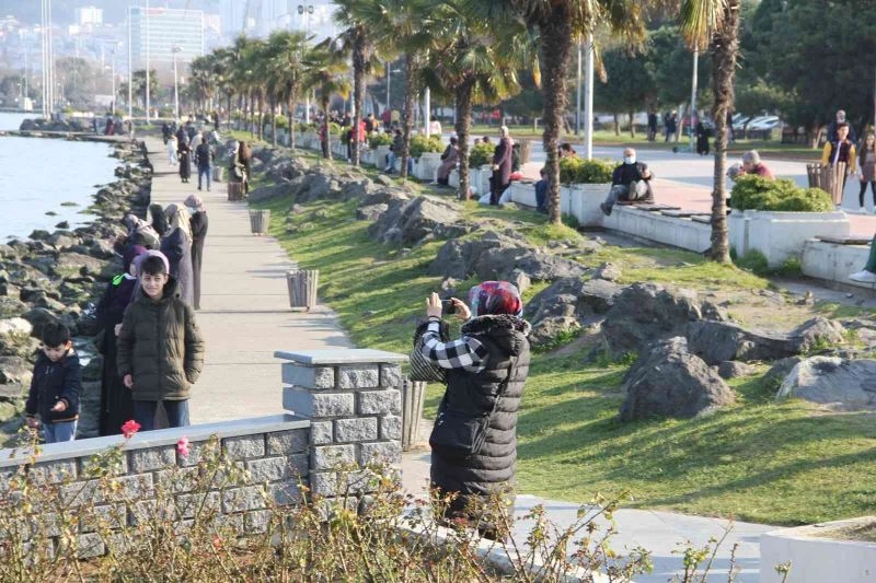 Güneşi fırsat bilen sahile akın etti
