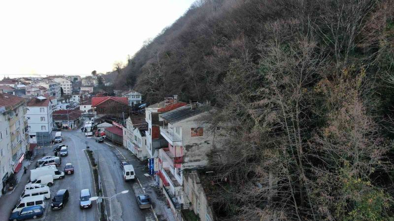 Sel felaketi heyelanı tetikledi: 13 iş yeri ve 13 konut tahliye edildi
