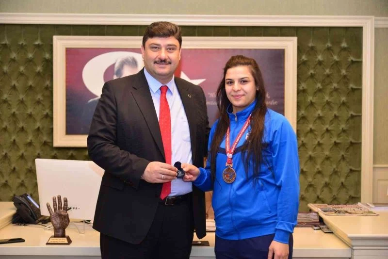 Başkan Oğuz’dan rekortmen haltercilere ödül
