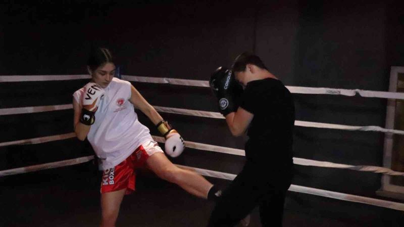 Kick boksçu genç kızın hedefi Türkiye’yi temsil etmek
