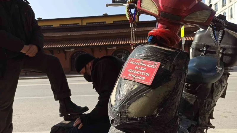 Boyanacak ayakkabı neredeyse o orada
