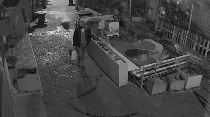 Saniyeler içinde bulduğu her şeyi çaldı, ustalar çalışamaz hale geldi
