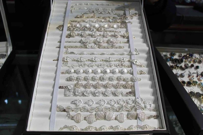 Mardin’de gümüşe dışarıdan gelen ziyaretçiler ilgi gösteriyor
