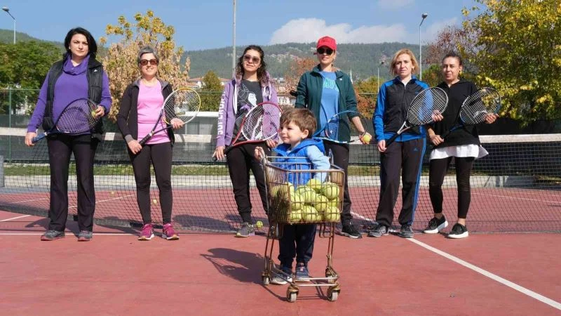 Ev hanımlarına ücretsiz tenis kursu
