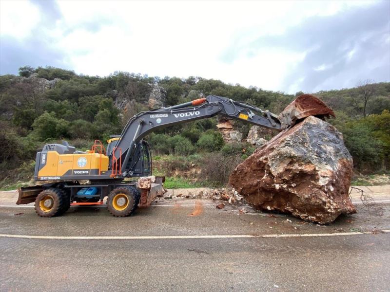 Antalya-Kaş kara yolunda heyelan nedeniyle ulaşım tek şeritten sağlanıyor