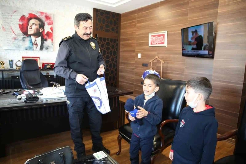 Okuma yazma öğrenen minikler ilk mektuplarını ‘Müdür Amcalarına’ yazdılar
