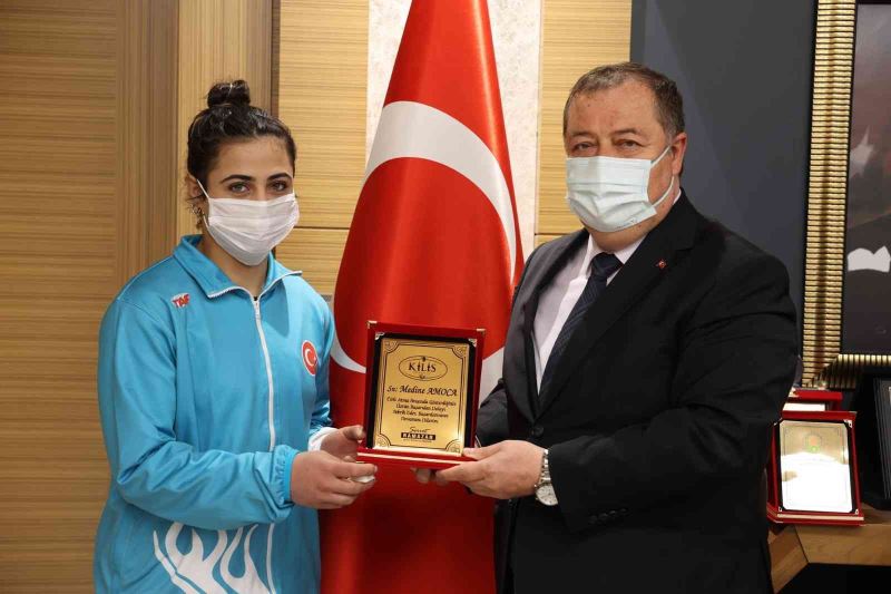 Başkan Ramazan’dan, Türkiye şampiyonu Amoca’ya plaket
