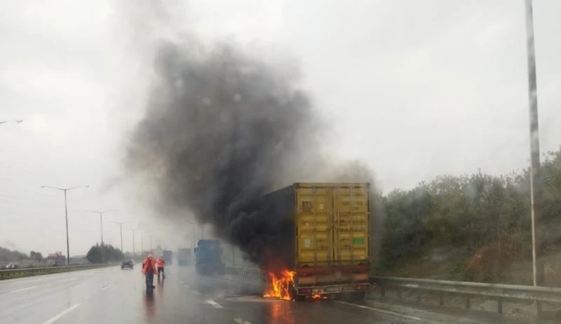 Yanan tırın dorsesi zarar gördü
