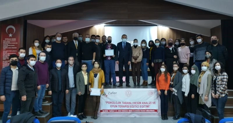 Alaşehirli eğitimcilere tamamladıkları kursla sertifika aldı
