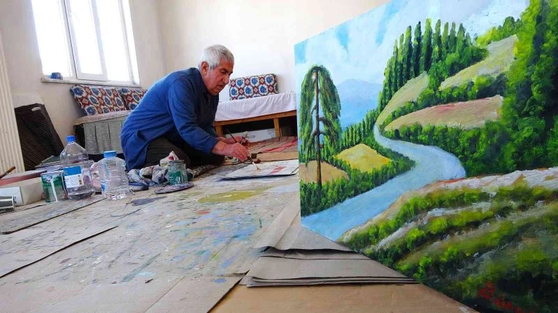 Köyünü ve yakınlarının evini yarım asırdır resmediyor
