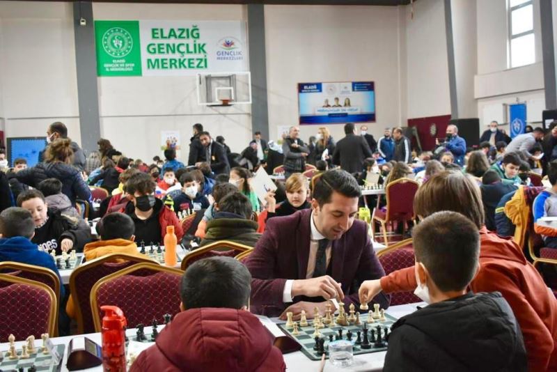 Elazığ’da 480 sporcunun katılımıyla satranç turnuvası başladı
