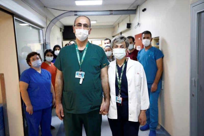 Yoğun bakımdaki hastalara şifa dağıtan doktor çift, zorlukları el ele aşıyor