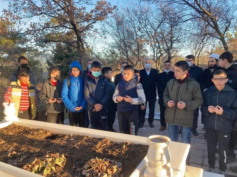 Havran’da sabah namazı cemaati Seyit Onbaşının mezarını ziyaret etti
