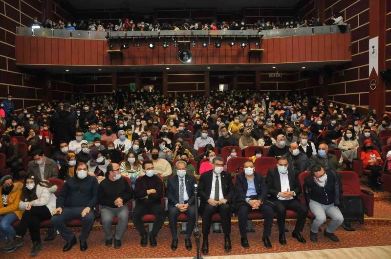 Akşehir’de Süheyl Behzat Uygur Tiyatrosu sahnelendi
