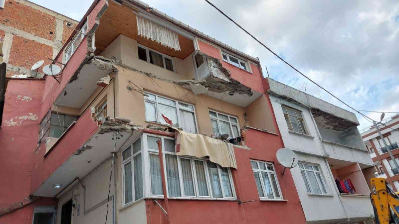 Küçükçekmece’de balkonu çöken vatandaş: “Deprem oldu sandık, 5 dakika öncesine kadar balkondaydık”

