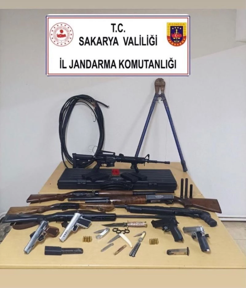 Kablo hırsızının evinden silah deposu çıktı
