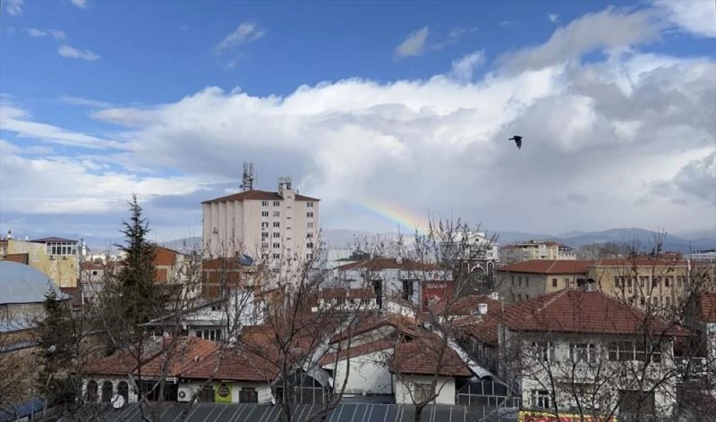 Hareket eden bulutlarla gökkuşağı birleşince ortaya renkli görüntüler çıktı