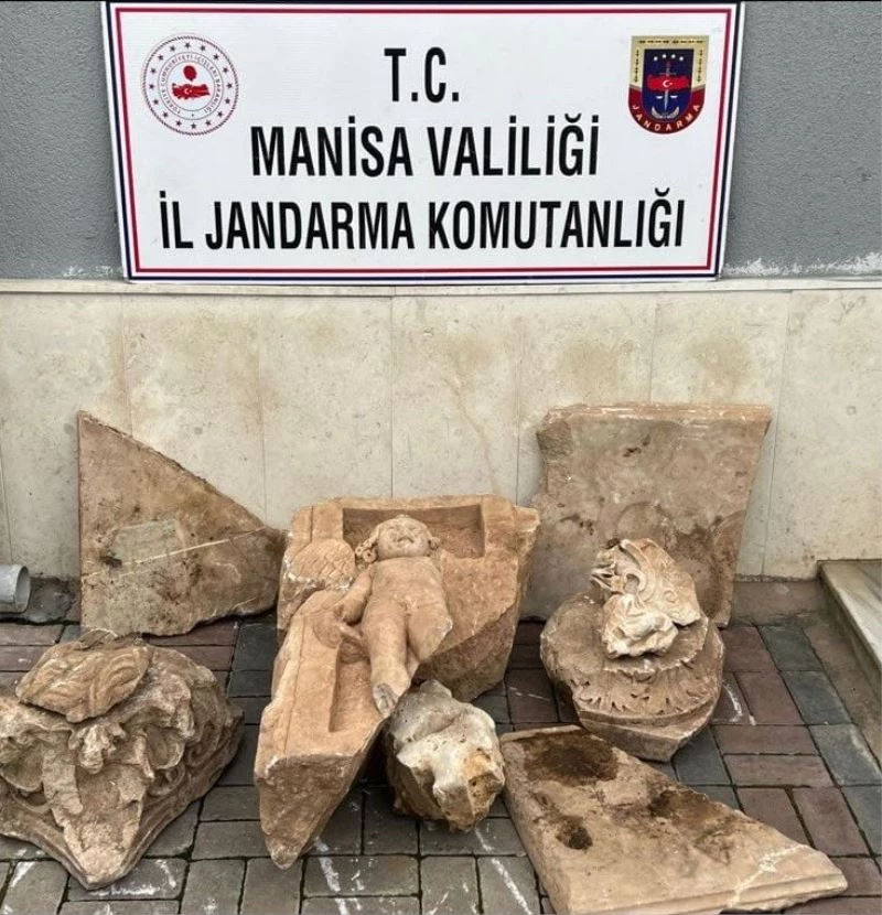 Manisa’da Roma dönemine ait Eros Bebek heykeli ele geçirildi
